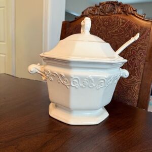 JCPenney Vintage Scroll Creamy White Stoneware 2.5 Qt. Soup Tureen with Ladle
